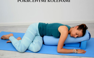 Výkrut v ľahu s pokrčenými kolenami v restoratívnej joge